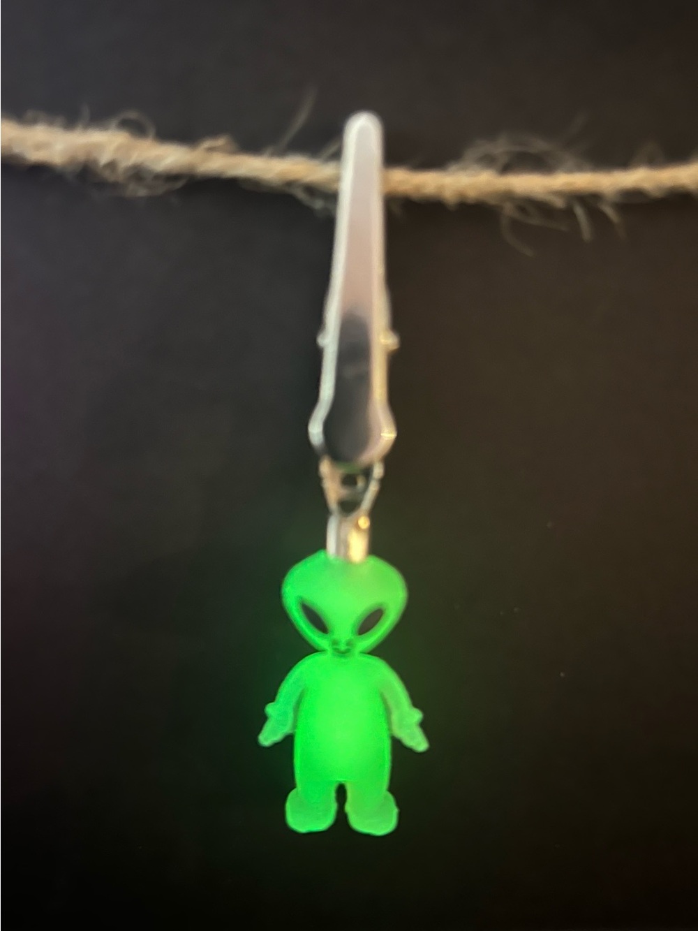 Glow in the Dark Alien Roach Clip
